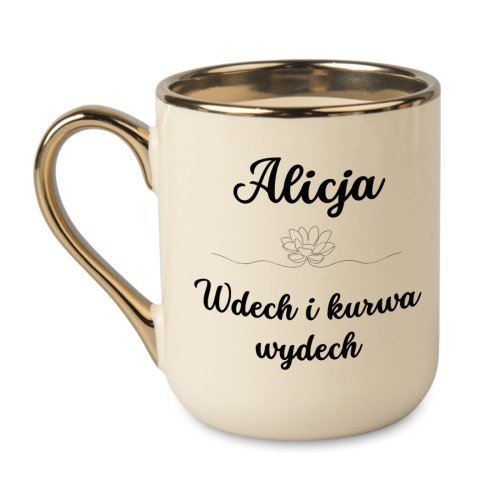 Kremowy kubek personalizowany z imieniem i napisem Wdech i kurwa wydech