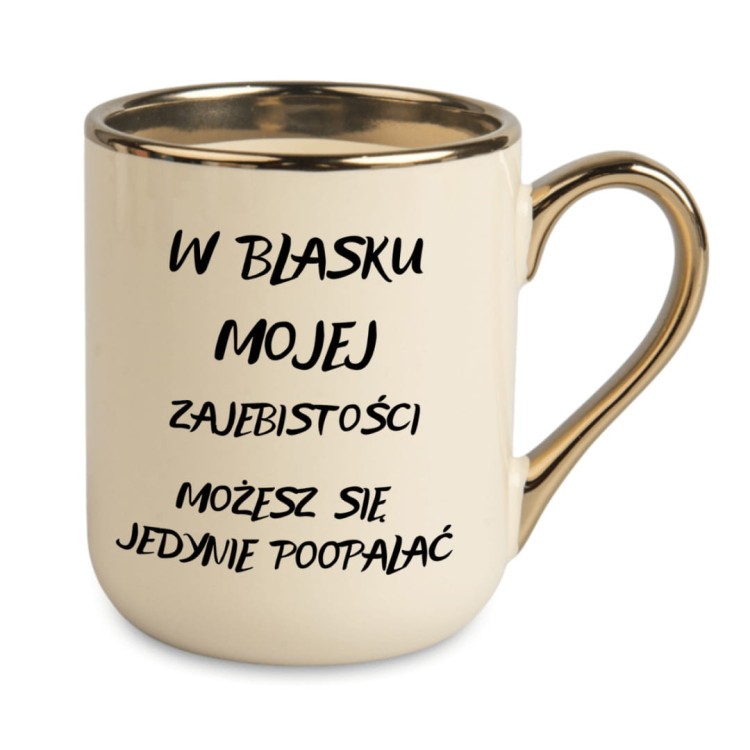 Kremowy kubek z napisem W blasku mojej zajebistości – złoty uchwyt i rant