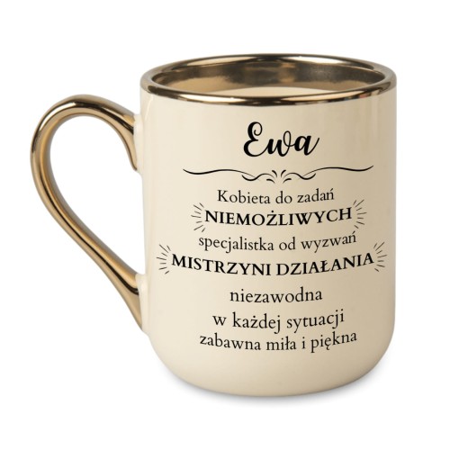 Kremowy kubek personalizowany z imieniem i motywującym napisem kobieta do zadań niemożliwych