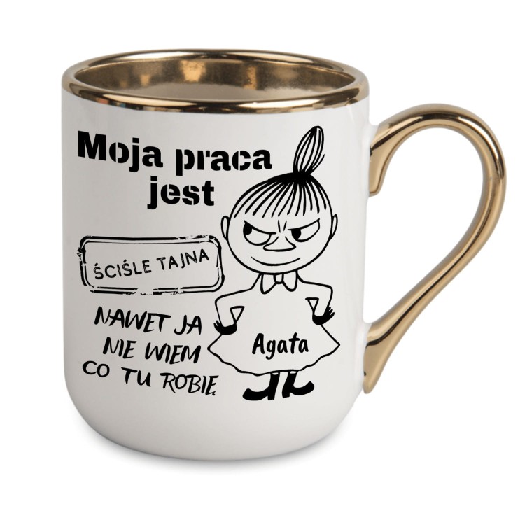 Biały kubek ze złotym uchem i identycznym nadrukiem Małej Mi po obu stronach