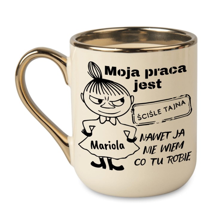 Kremowy kubek ze złotym uchem i identycznym nadrukiem Małej Mi po obu stronach