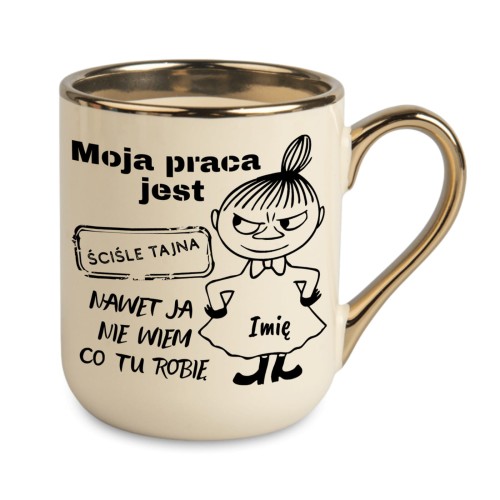 Personalizowany kremowy kubek z imieniem na sukience Małej Mi i zabawnym tekstem o pracy