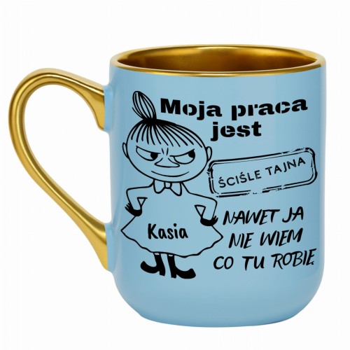 Jasnoniebieski kubek ze złotym uchem i identycznym nadrukiem Małej Mi po obu stronach