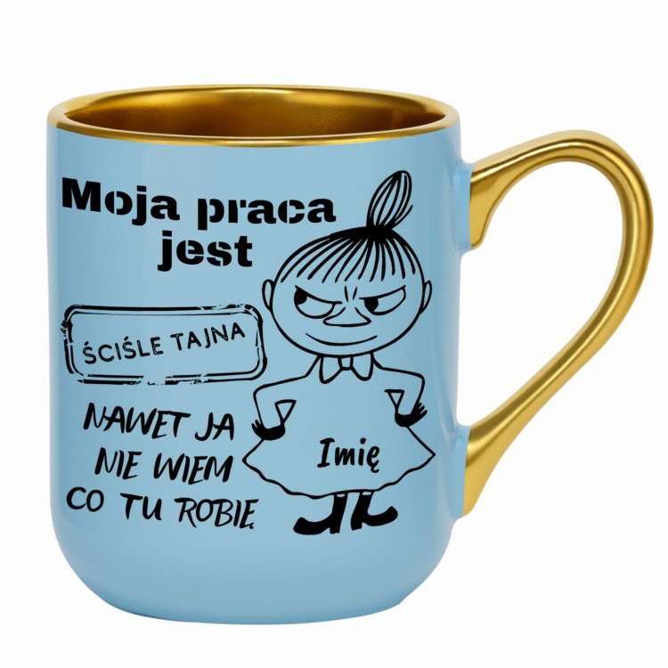 Personalizowany jasnoniebieski kubek z imieniem na sukience Małej Mi i zabawnym tekstem o pracy