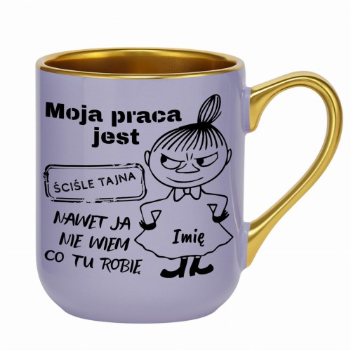 Fioletowy kubek ze złotym uchem i identycznym nadrukiem Małej Mi po obu stronach