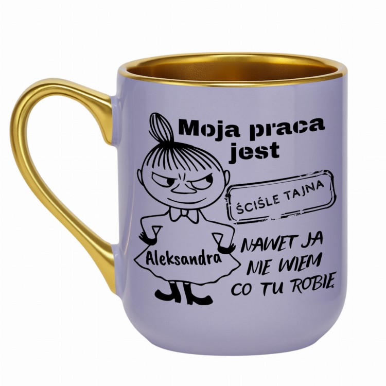 Personalizowany fioletowy kubek z imieniem na sukience Małej Mi i zabawnym tekstem o pracy