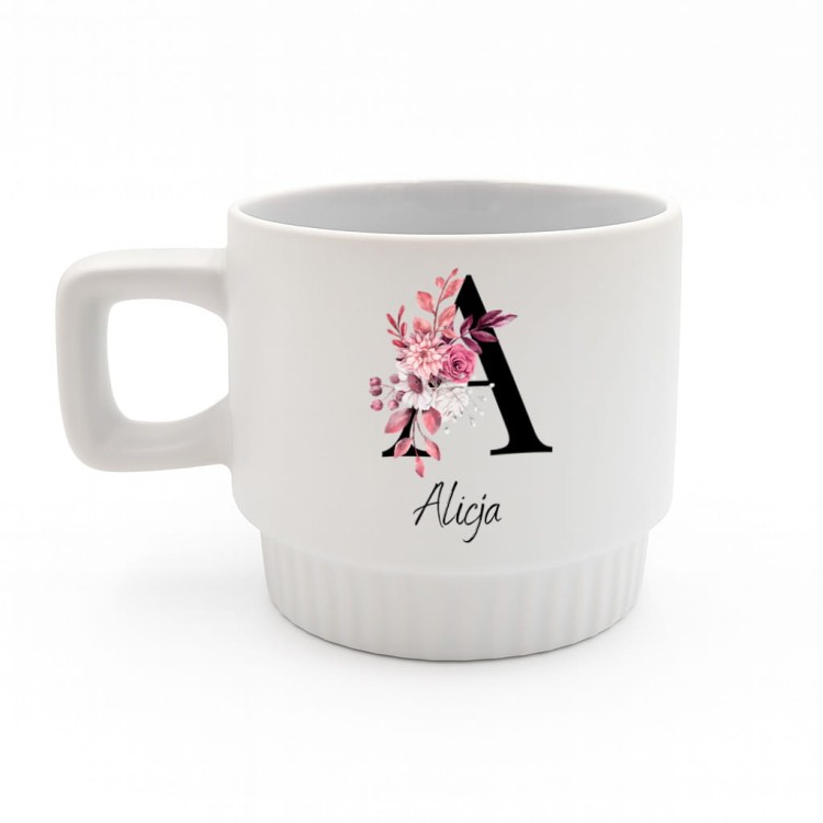 kubek z inicjałem i imieniem po lewej stronie