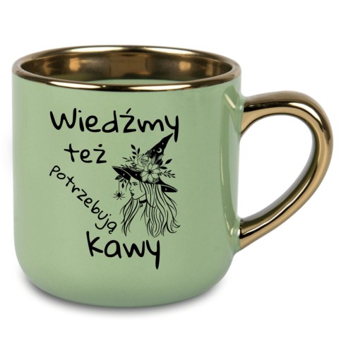 Zielony kubek personalizowany 400 ml z napisem Wiedźmy też potrzebują kawy i grafiką wiedźmy