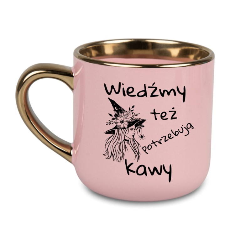 Różowy kubek personalizowany 400 ml z napisem Wiedźmy też potrzebują kawy i grafiką wiedźmy