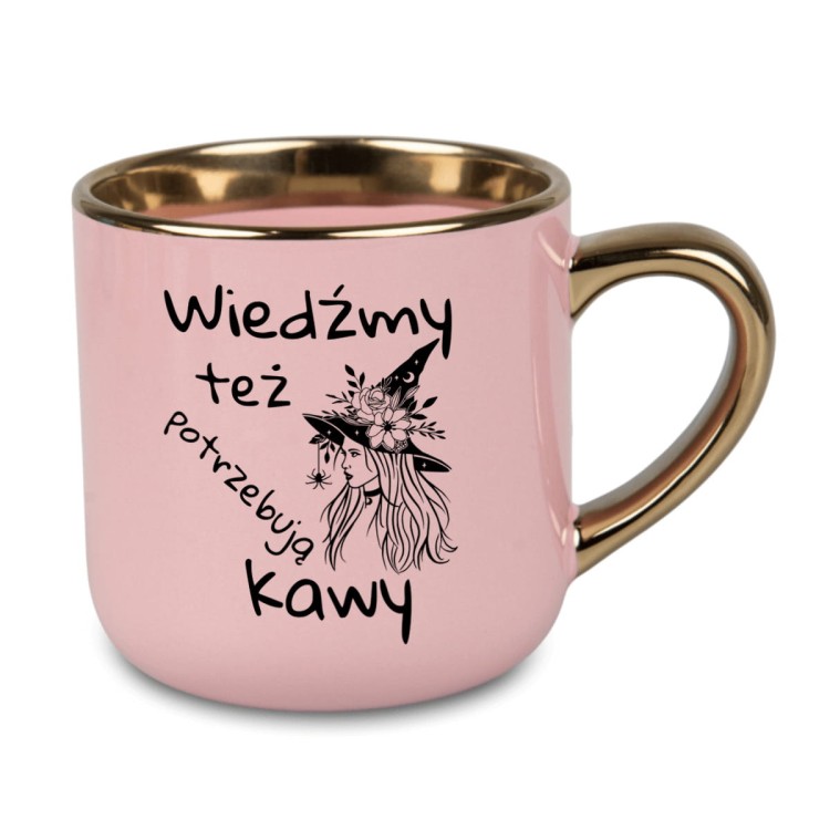 Kubek z imieniem Wiedźmy też potrzebują kawy różowy ze złotym uchem i rantem