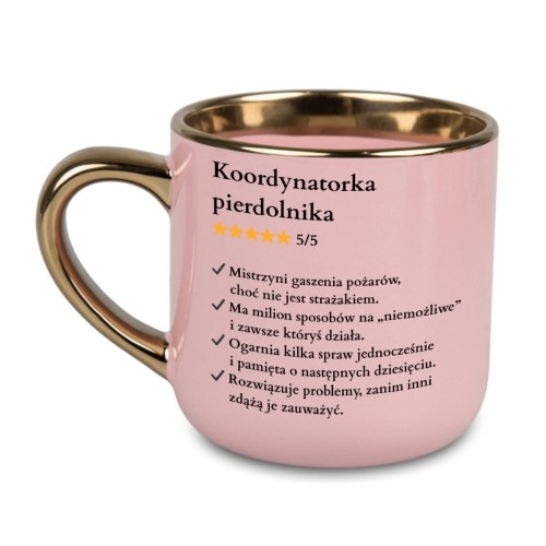 Różowy szeroki kubek 400 ml ze złotym uchem i rantem – nadruk Koordynatorka pierdolnika z oceną 5/5