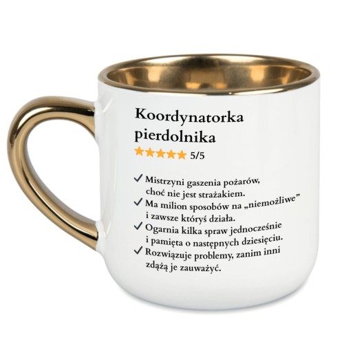 Biały kubek 400 ml ze złotym uchem i rantem – nadruk Koordynatorka pierdolnika 5/5 po lewej stronie