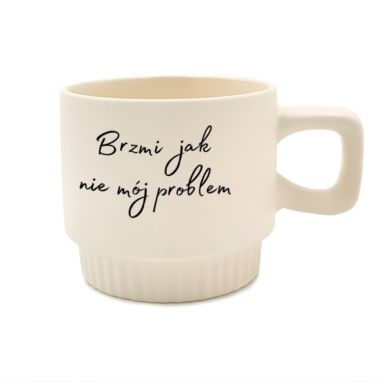 kremowy kubek z napisem brzmi jak nie mój problem nadruk po obu stronach