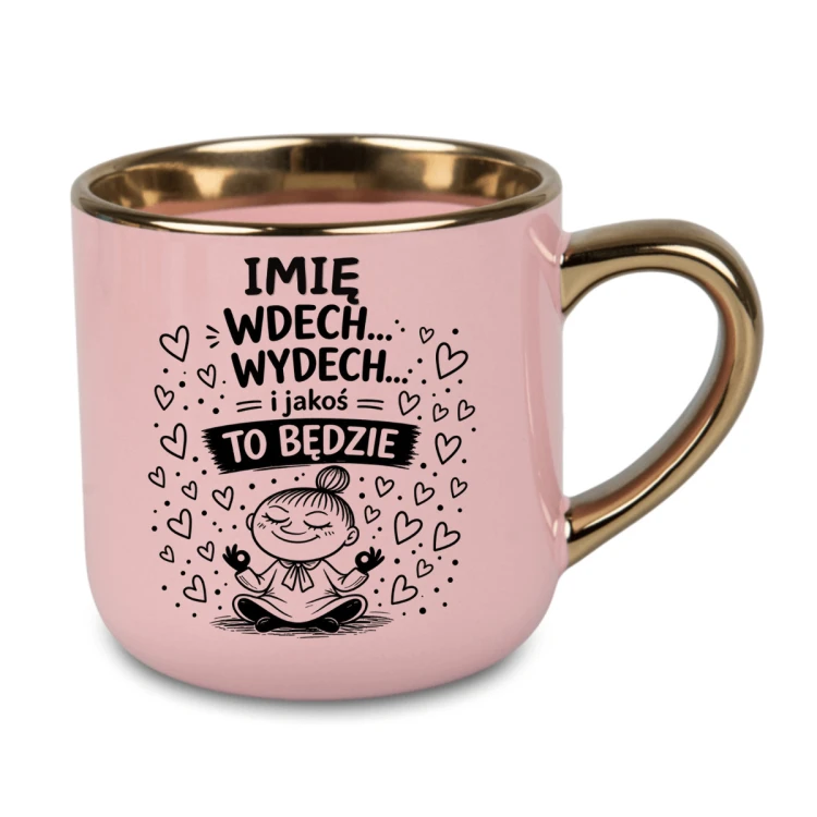 Pudrowo różowy kubek ze złotym uchem i wnętrzem. Z przodu personalizowany nadruk z dowolnym imieniem, napisem wdech wydech i jakoś to będzie oraz grafiką medytującej dziewczynki wzorowanej na Małej Mi.