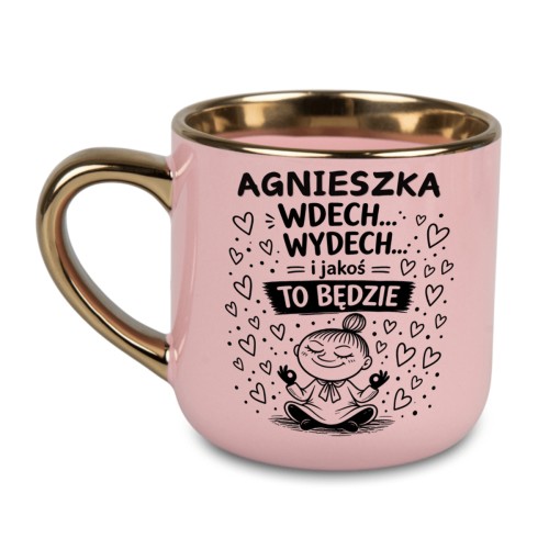 Dwustronny czarny nadruk na różowym kubku ze złotym środkiem - motyw medytującej Małej Mi i zabawny napis wdech wydech.