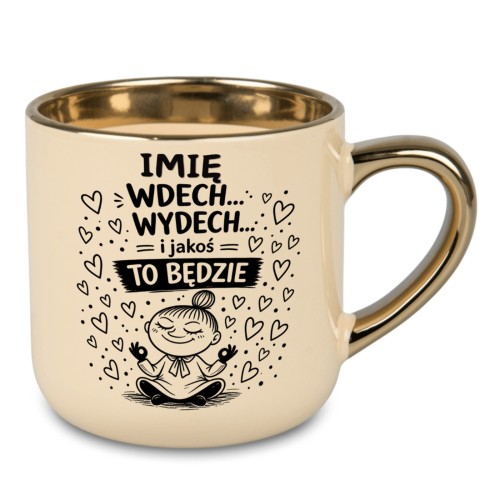 Duży, kremowy kubek o pojemności 400ml ze złotym uchem i wnętrzem. Z przodu personalizowany nadruk z imieniem Agnieszka, napisem wdech wydech i jakoś to będzie oraz medytującą dziewczynką wzorowaną na Małej Mi.