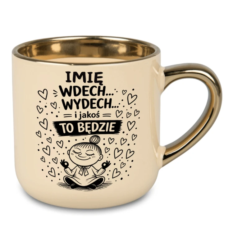 Duży, kremowy kubek o pojemności 400ml ze złotym uchem i wnętrzem. Z przodu personalizowany nadruk z imieniem Agnieszka, napisem wdech wydech i jakoś to będzie oraz medytującą dziewczynką wzorowaną na Małej Mi.
