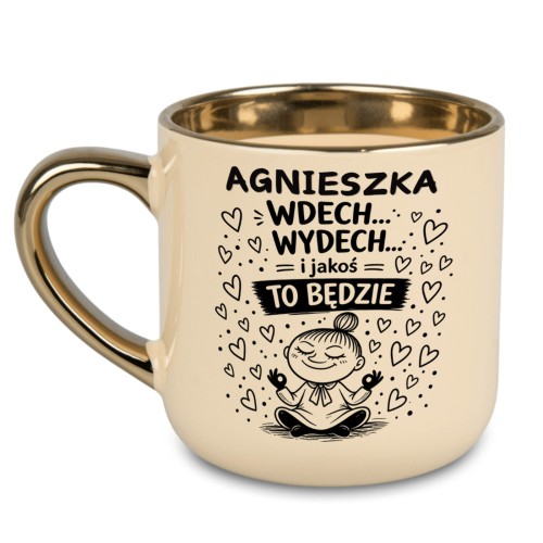 Dwustronny czarny nadruk na beżowym, kremowym kubku 400 ml ze złotym wykończeniem - motyw medytującej Małej Mi.