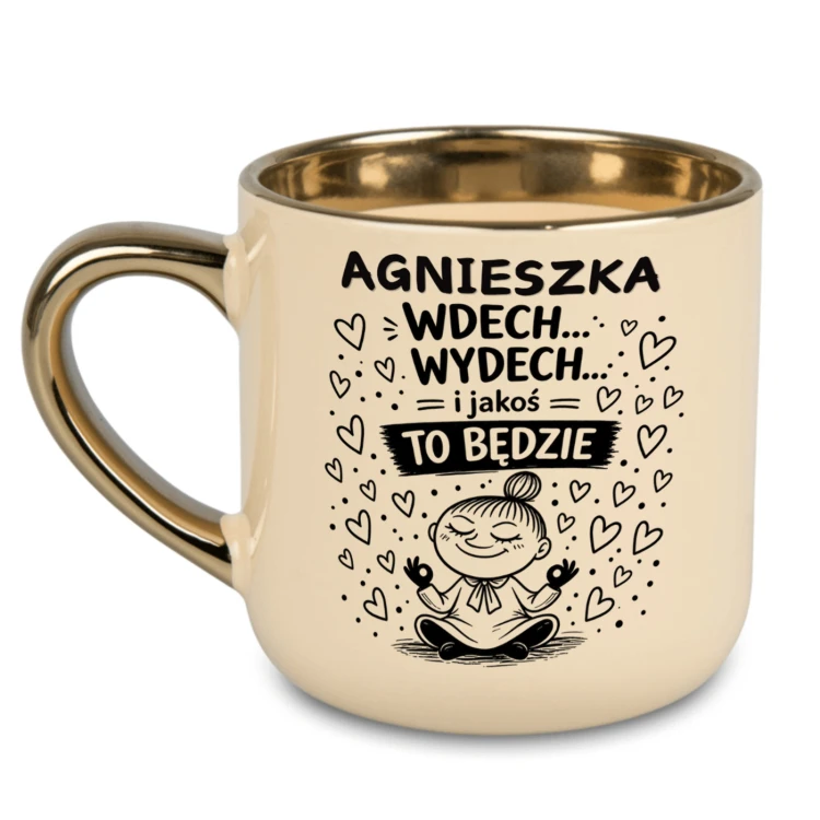 Dwustronny czarny nadruk na beżowym, kremowym kubku 400 ml ze złotym wykończeniem - motyw medytującej Małej Mi.