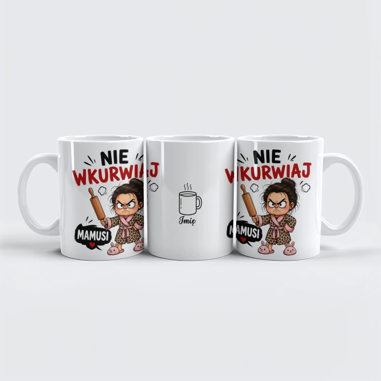 Biały kubek z zabawną grafiką zdenerwowanej mamy z wałkiem i napisem "Nie wkurwiaj mamusi" po bokach oraz miejscem na personalizację imienia na środku.