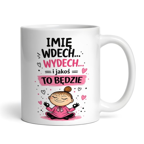Biały, personalizowany kubek na prezent z miejscem na wybrane imię, dwustronnym nadrukiem "Wdech, wydech... i jakoś to będzie" oraz zabawną grafiką medytującej dziewczynki otoczonej różowymi serduszkami.