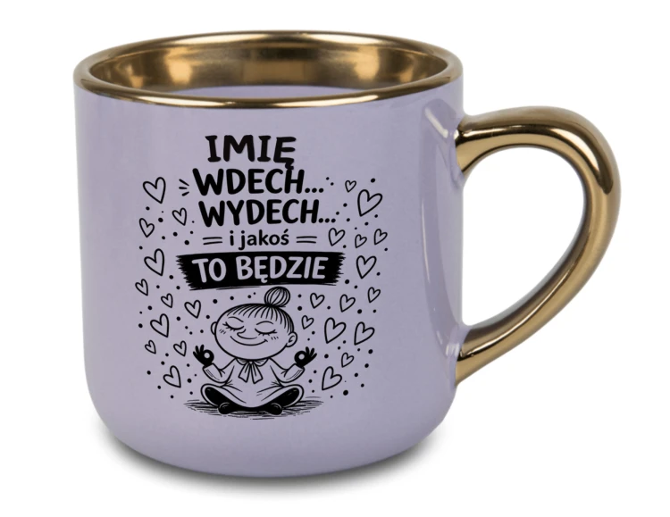 Lawendowy kubek antystresowy ze złotym rantem, grafiką medytującej postaci i miejscem na imię
