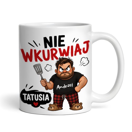 Biały kubek dla taty z nadrukiem Nie Wkurwiaj Tatusia i grafiką zdenerwowanego mężczyzny z łopatką. Na koszulce widnieje personalizowane imię Andrzej.