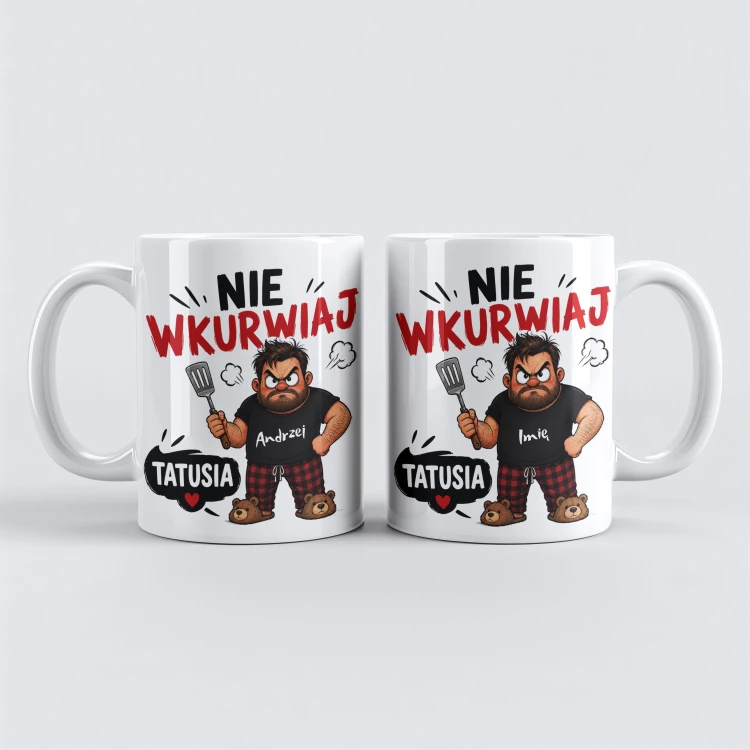 Biały kubek na prezent dla taty. Śmieszny nadruk Nie Wkurwiaj Tatusia oraz grafika mężczyzny z łopatką i personalizowanym imieniem Andrzej na koszulce.