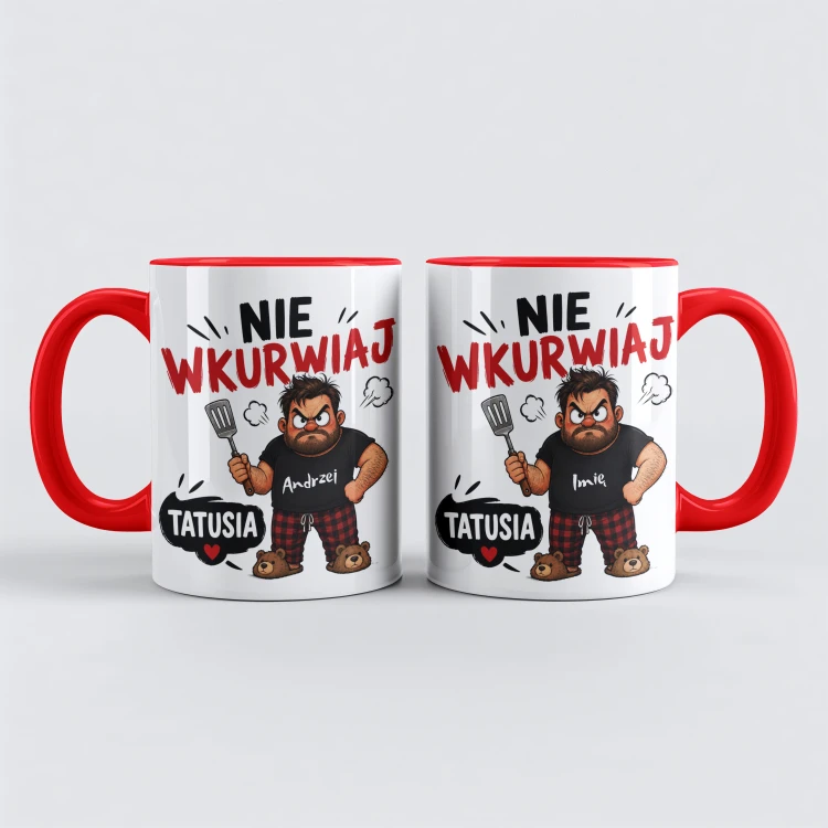 Biały kubek na prezent dla taty z czerwonym uchem i wnętrzem. Śmieszny nadruk Nie Wkurwiaj Tatusia oraz grafika mężczyzny z łopatką i personalizowanym imieniem Andrzej na koszulce.