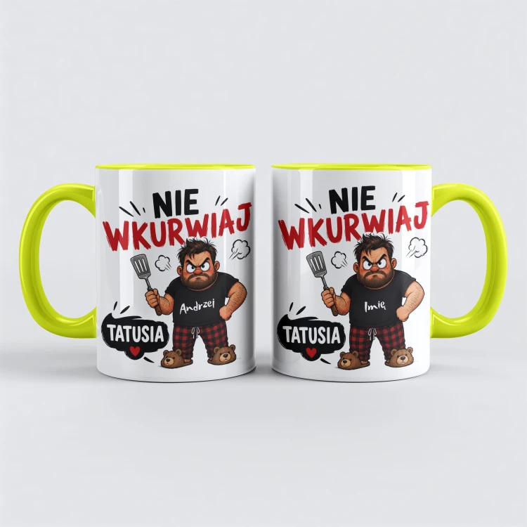 Biały kubek na prezent dla taty z żółtym uchem i wnętrzem. Śmieszny nadruk Nie Wkurwiaj Tatusia oraz grafika mężczyzny z łopatką i personalizowanym imieniem Andrzej na koszulce.
