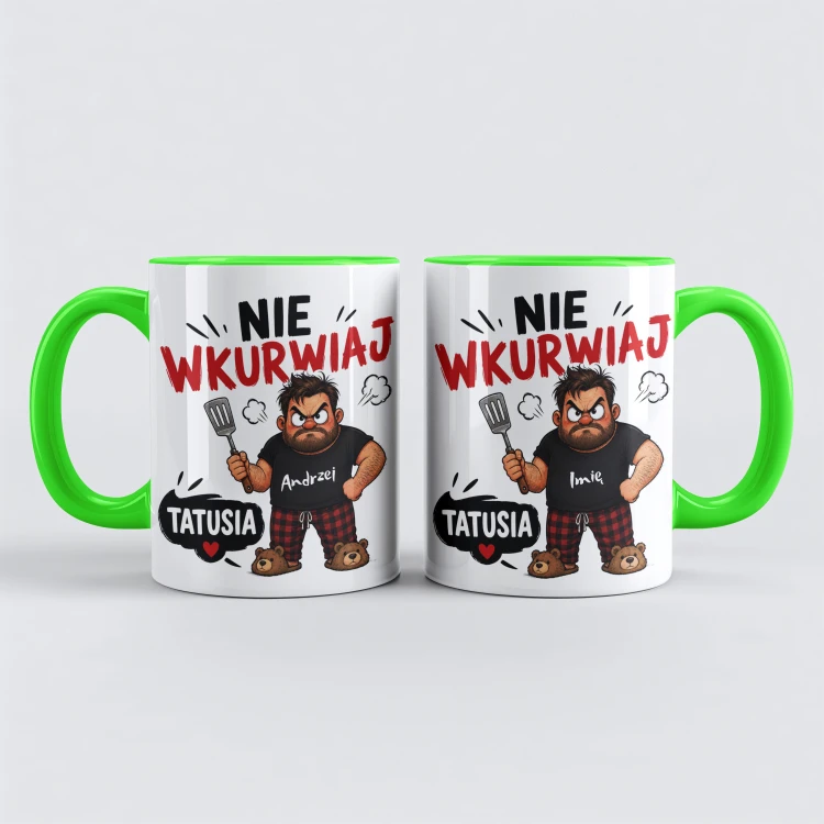 Biały kubek na prezent dla taty z zielonym uchem i wnętrzem. Śmieszny nadruk Nie Wkurwiaj Tatusia oraz grafika mężczyzny z łopatką i personalizowanym imieniem Andrzej na koszulce.