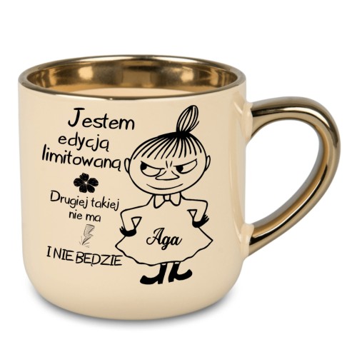 Kremowy kubek ze złotym uchem i rantem. Na froncie widnieje nadruk zadziornej dziewczynki, personalizowane imię oraz napis: Jestem edycją limitowaną, drugiej takiej nie ma i nie będzie.