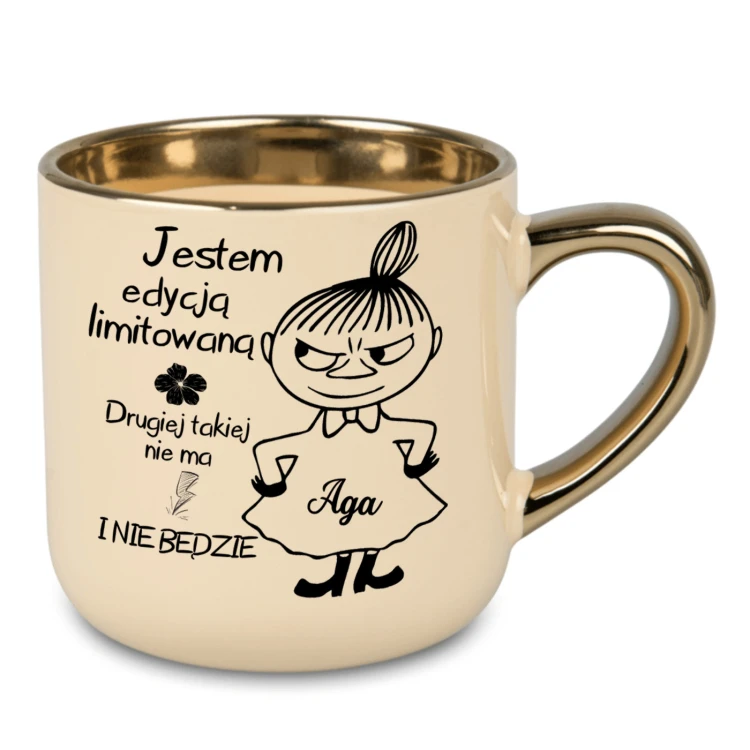 Kremowy kubek ze złotym uchem i rantem. Na froncie widnieje nadruk zadziornej dziewczynki, personalizowane imię oraz napis: Jestem edycją limitowaną, drugiej takiej nie ma i nie będzie.
