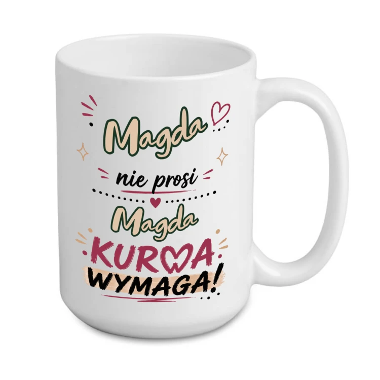 Biały kubek z zabawnym nadrukiem. Tekst głosi "Magda nie prosi, Magda kurwa wymaga!" i jest ozdobiony delikatnymi rysunkami serduszek, kropkami oraz podkreśleniami w różnych kolorach.