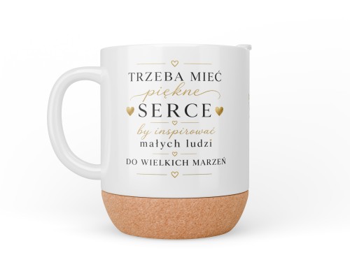 Biały ceramiczny kubek z pokrywką i zdejmowaną korkową podstawą. Na kubku złoto-czarny nadruk z cytatem: Trzeba mieć piękne serce by inspirować małych ludzi do wielkich marzeń oraz miejsce na personalizowane imię pośrodku.