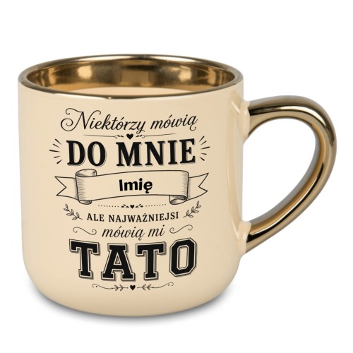 Kremowy kubek dla taty z imieniem Niektórzy mówią do mnie imię ale najważniejsi mówią mi TATO
