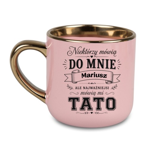 Personalizowany różowy kubek TATO 400 ml ze złotym rantem i złotym uchem