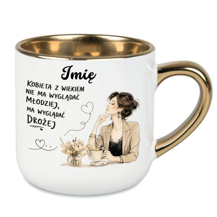 Personalizowany biały kubek 400 ml ze złotym rantem i uchem Kobieta z wiekiem nie ma wyglądać młodziej