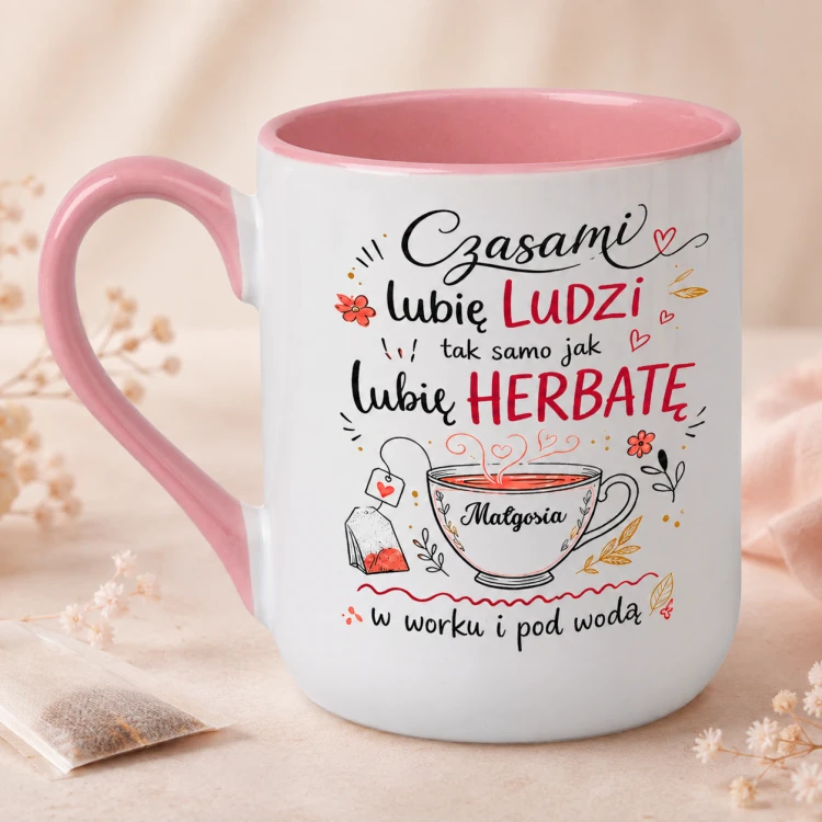 Kubek Alex z imieniem Małgosia dla miłośniczki herbaty na eleganckim tle