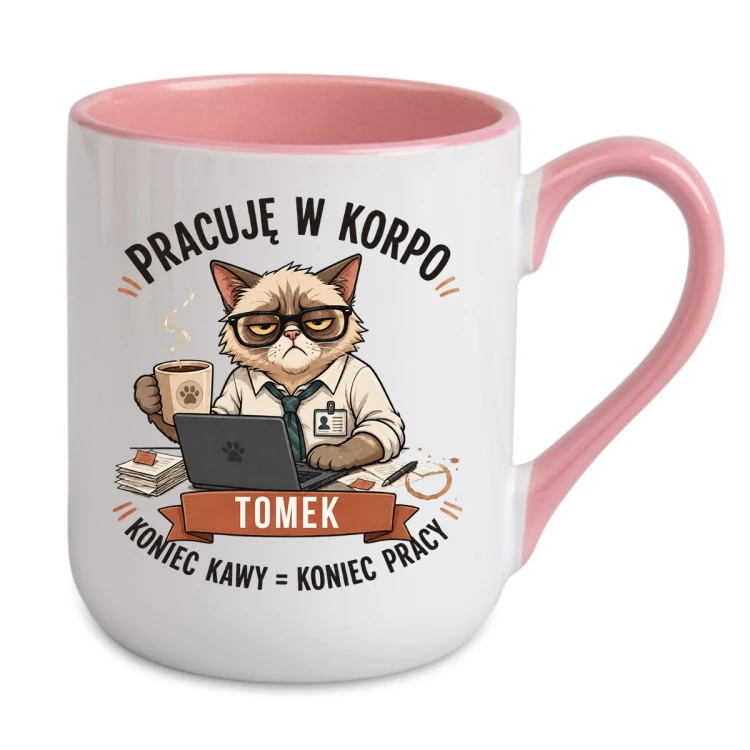 Personalizowany Kubek Alex różowy dla mężczyzny z korpo z napisem Pracuję w korpo i imieniem