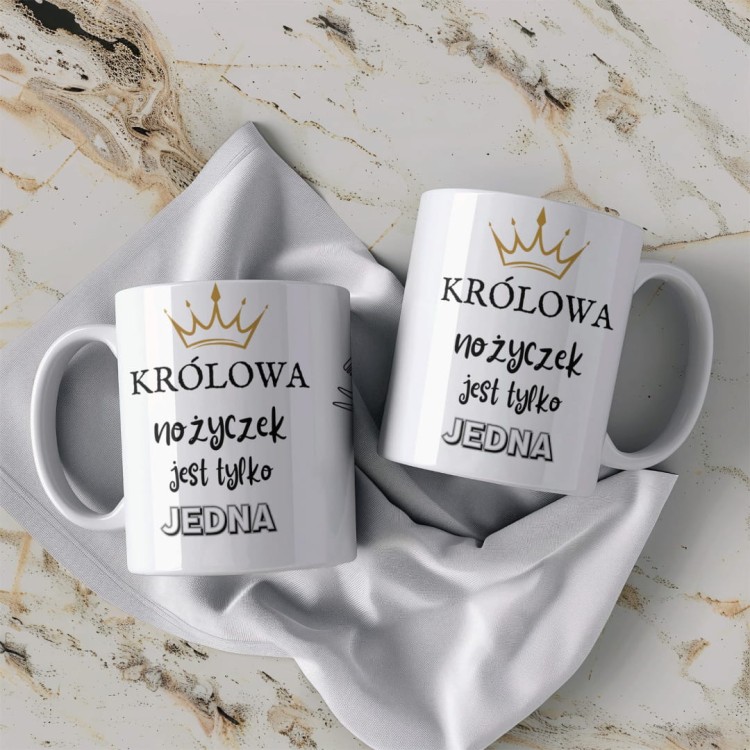 personalizowany kubek z dłońmi trzymającymi nożyczki i grzebień