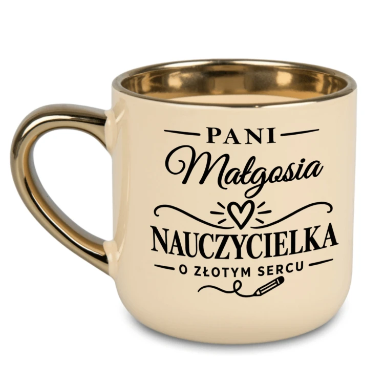 Kremowy kubek dla nauczycielki o złotym sercu z imieniem