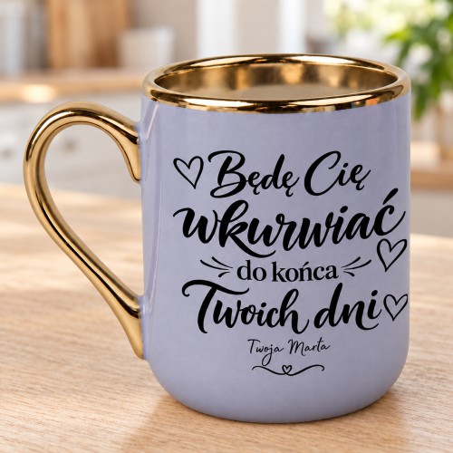 Fioletowy kubek Elegant 330 ml z napisem „Będę Cię wkurwiać do końca Twoich dni” i podpisem „Twoja Marta”