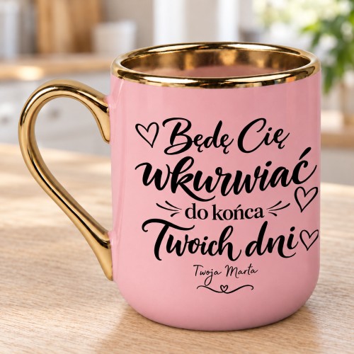 Kubek ceramiczny Elegant różowy 330 ml ze złotym uchem, złotym rantem i czarnym nadrukiem z serduszkami