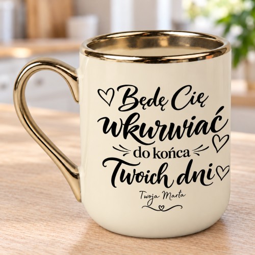 Kubek ceramiczny Elegant kremowy 330 ml ze złotym uchem, złotym rantem i czarnym nadrukiem z serduszkami