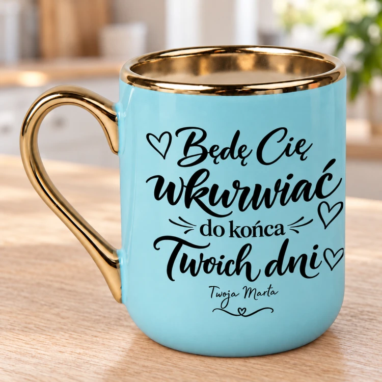 Kubek ceramiczny Elegant jasnoniebieski 330 ml ze złotym uchem, złotym rantem i czarnym nadrukiem z serduszkami
