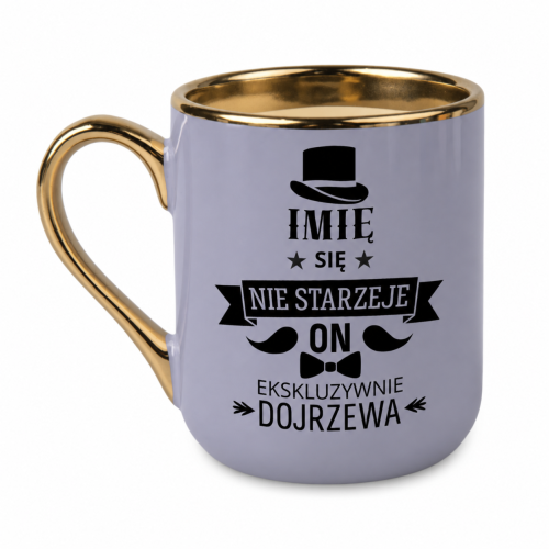 Fioletowy kubek Elegant 330 ml z napisem „Imię się nie starzeje, on ekskluzywnie dojrzewa”