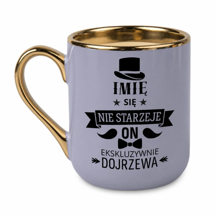 Fioletowy kubek Elegant 330 ml z napisem „Imię się nie starzeje, on ekskluzywnie dojrzewa”