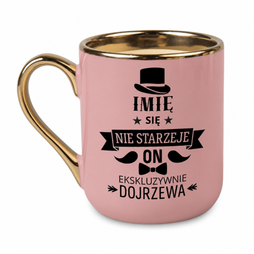 Różowy kubek Elegant 330 ml z napisem „Imię się nie starzeje, on ekskluzywnie dojrzewa”