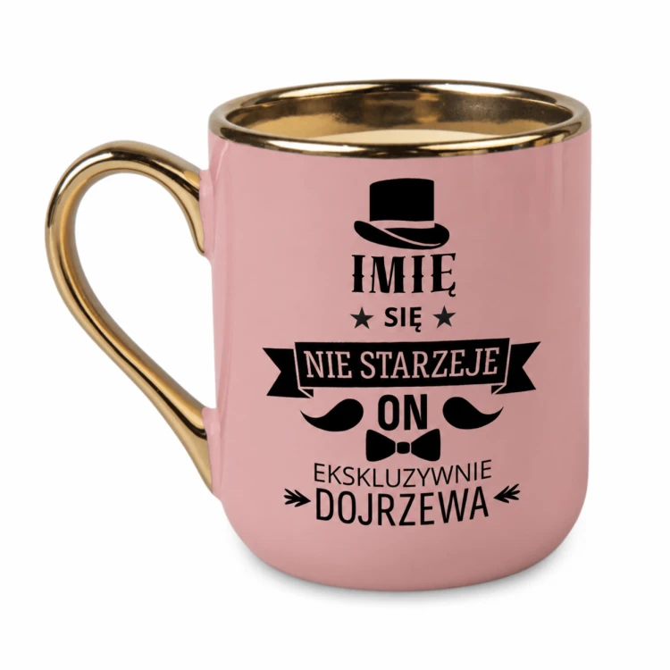 Różowy kubek Elegant 330 ml z napisem „Imię się nie starzeje, on ekskluzywnie dojrzewa”